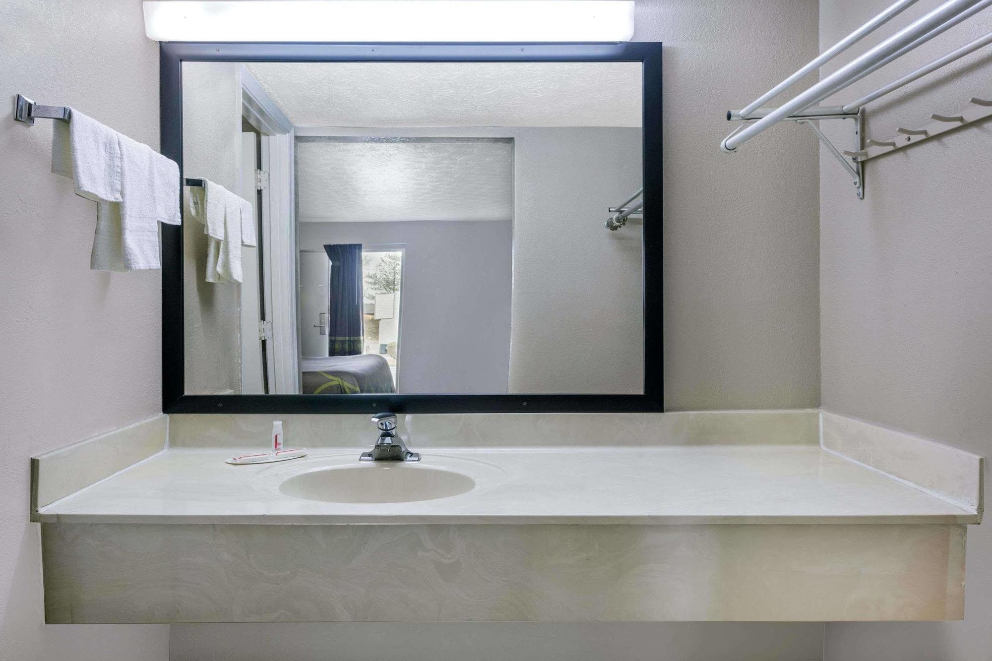 ซูเปอร์ 8 บาย วินด์แฮม โลคัส โกรฟ Motel โลคัสท์โกรฟ ภายนอก รูปภาพ