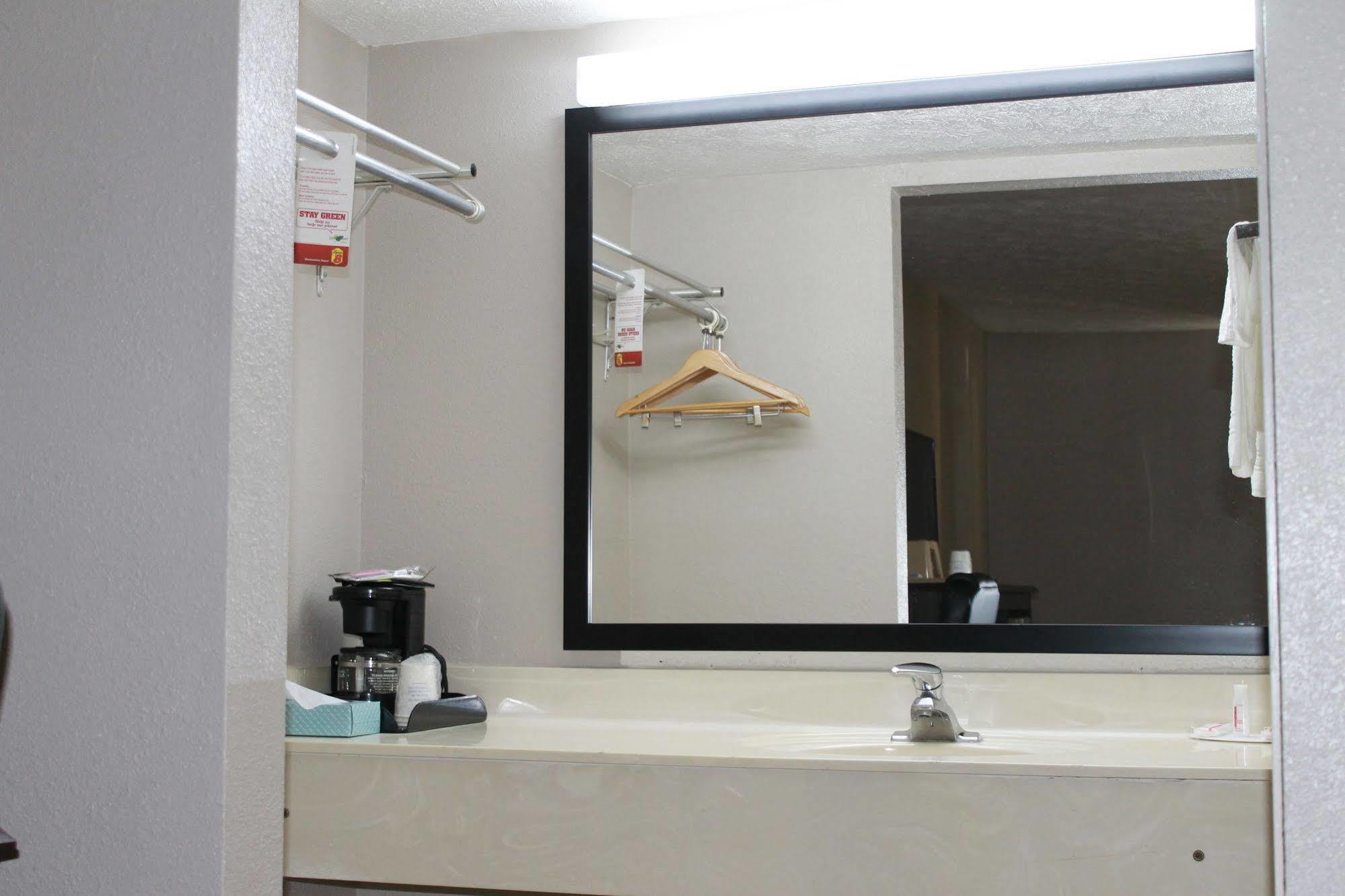 ซูเปอร์ 8 บาย วินด์แฮม โลคัส โกรฟ Motel โลคัสท์โกรฟ ภายนอก รูปภาพ